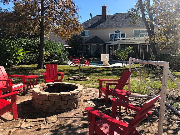 Huge, park-like back yard!