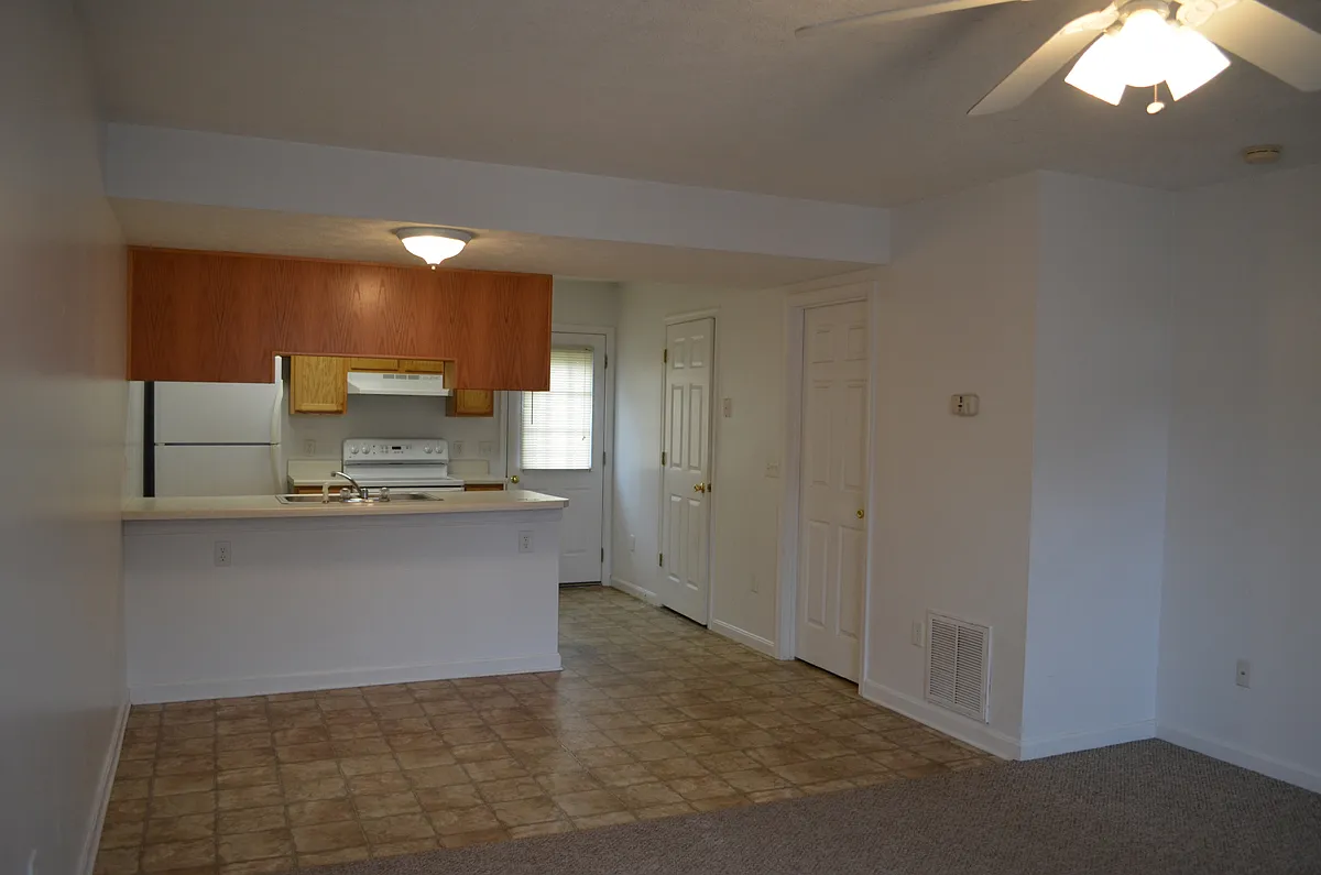 Charming Broadway Townhome — Photo 4