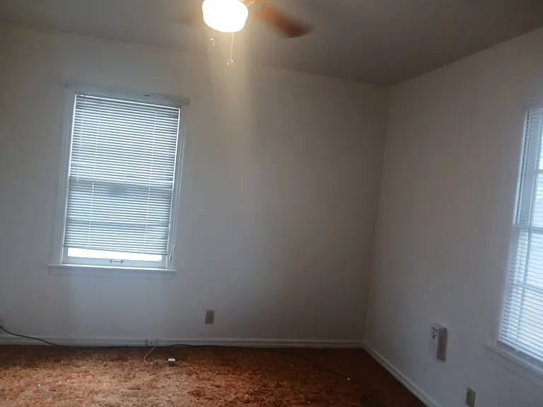 2413 Poplar St — Photo 4