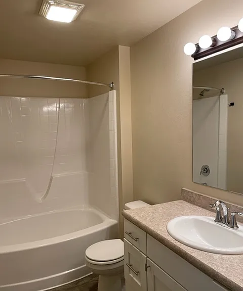 963SQFT Unit Bathroom