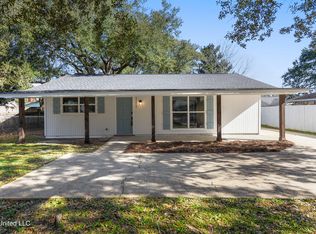 111 Bryant St, Ocean Springs, MS 39564