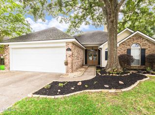 415 Crest Cir, Youngsville, LA 70592