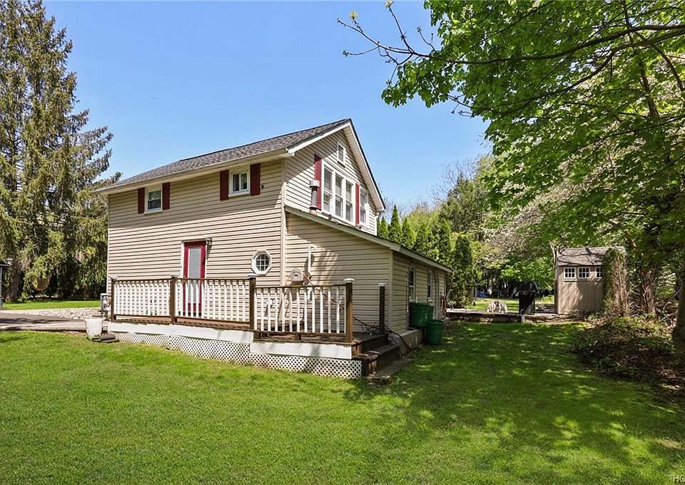 1st image of 1 Roslyn Ln