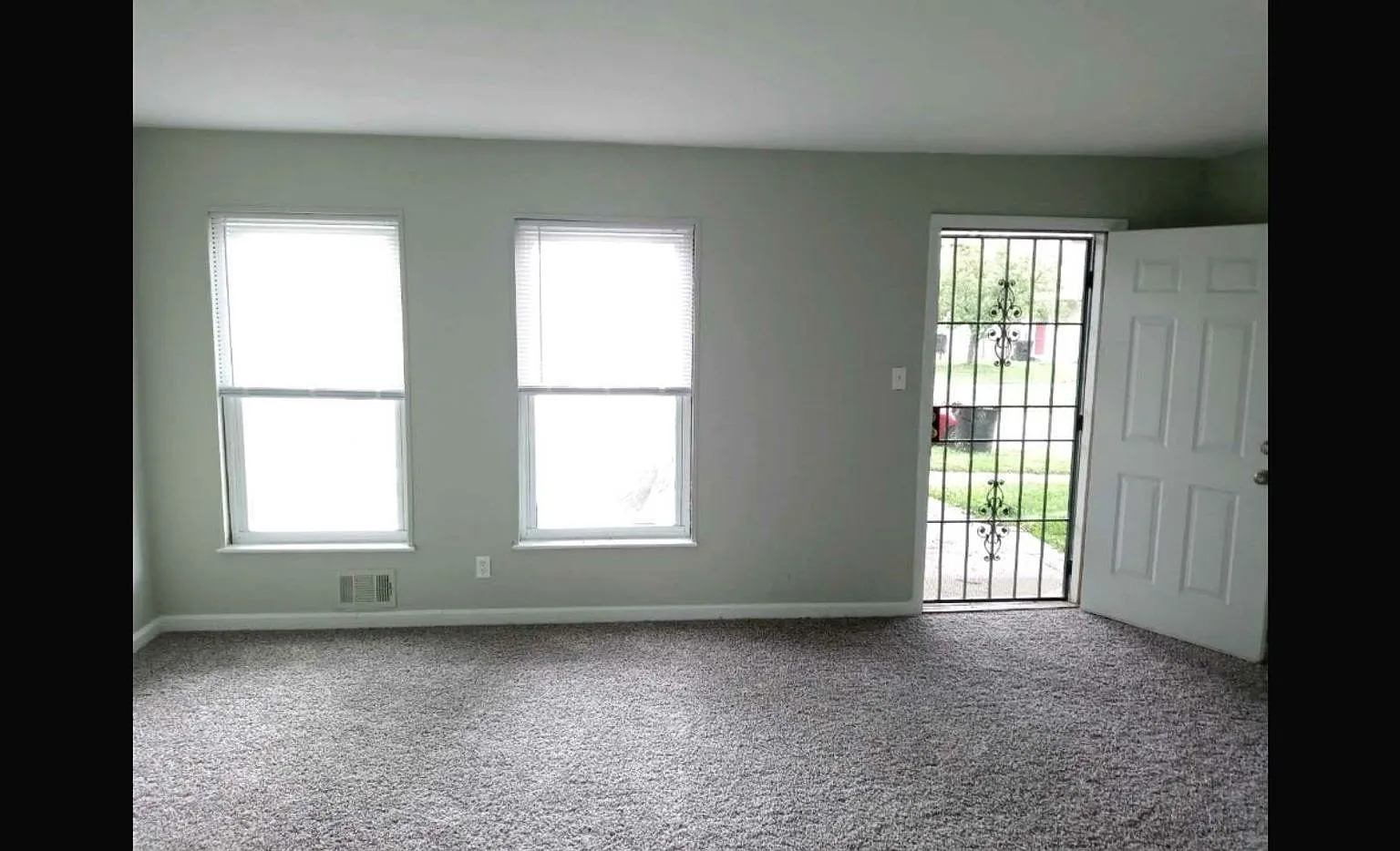 Clean 3 bedroom townhouse/w basement — Photo 2