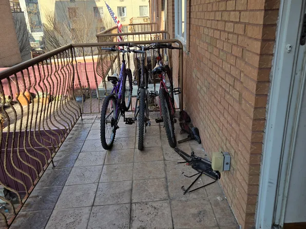 852 East Seventh Street image 1 of 13