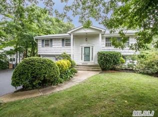 15 Pinedale Rd, Hauppauge, NY 11788