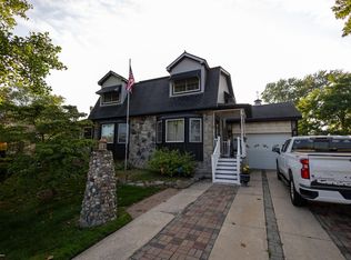 30120 Adams Dr, Gibraltar, MI 48173