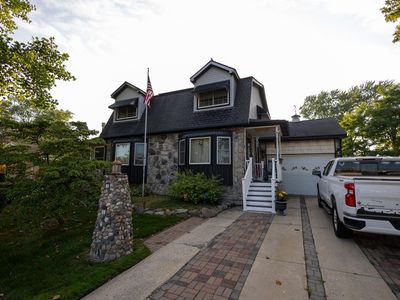 30120 Adams Dr, Gibraltar, MI, 48173
