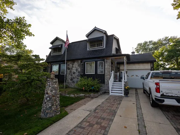 30120 Adams Dr, Gibraltar, MI 48173