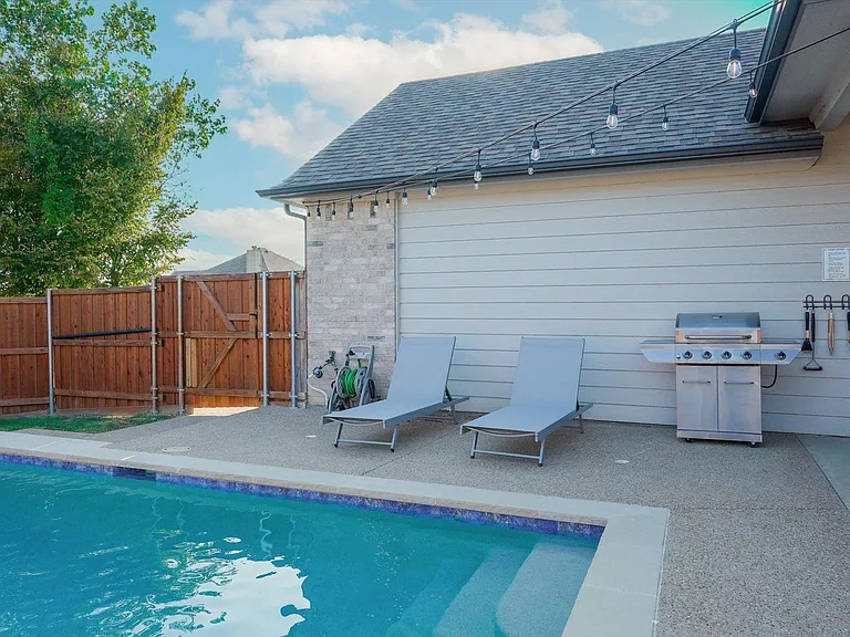 8206 Chesham Dr — Photo 45