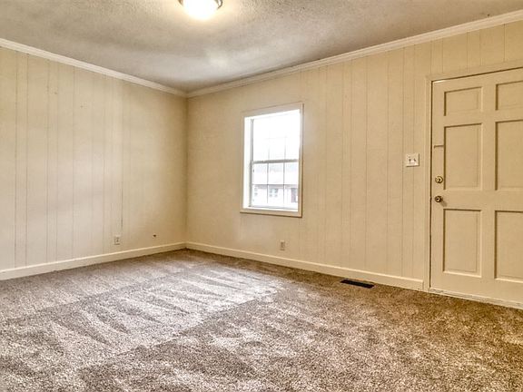 4th image of 18 Carolane Dr