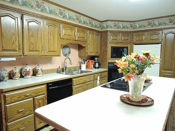 3rd image of 915 Saint Andrews Pl