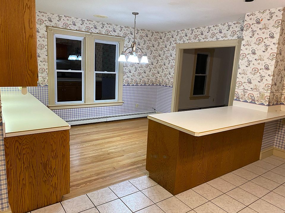 Dining area pic from kitchen.