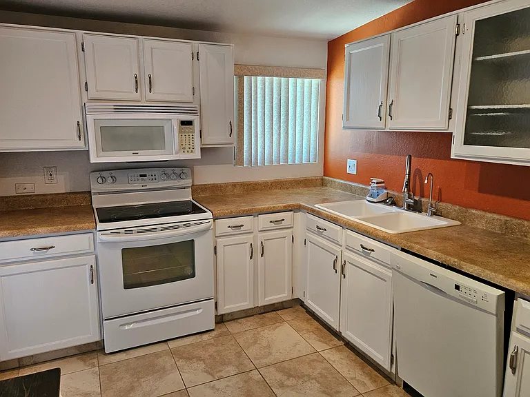 437 W San Ignacio — Photo 4
