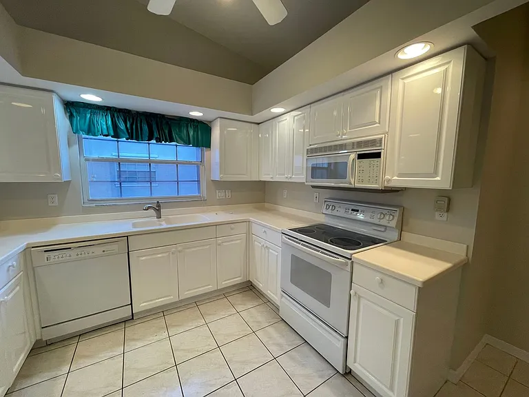239 Melrose Pl #49 — Photo 4