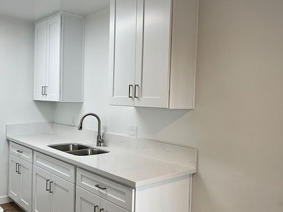 5th image of 306 E Hyde Park Blvd APT 2