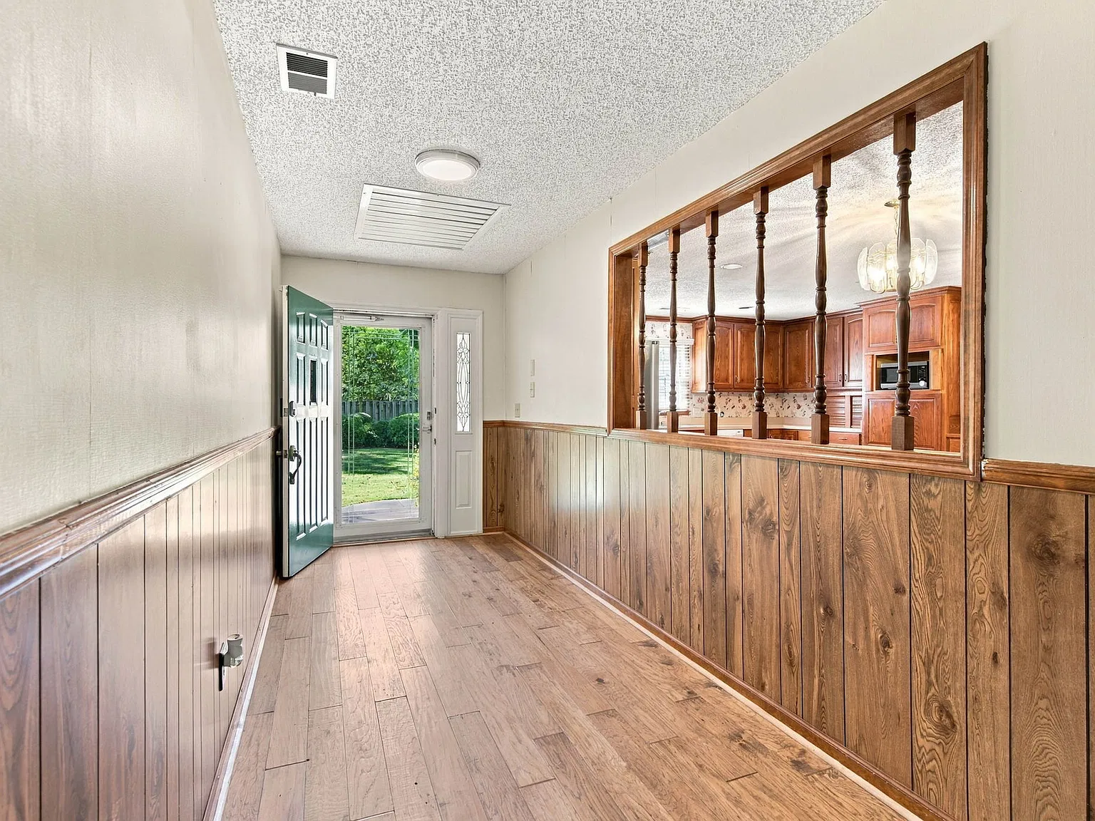 5 bed, 2.5 bath, 2687 sqft, $2,500 — Photo 3