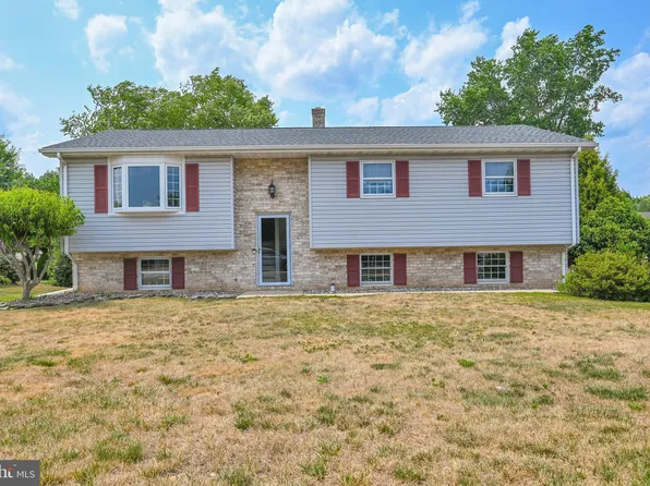 2713 Willapa Dr, Dover, PA 17315