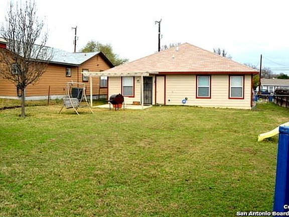 3rd image of 320 Riverdale Dr