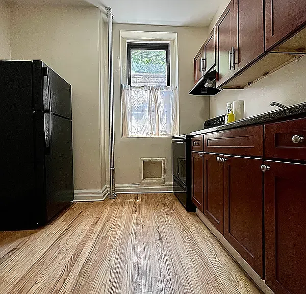 2111 Beekman Pl #1I — Photo 9