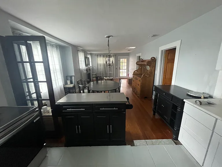Open floor plan, dining seats 6