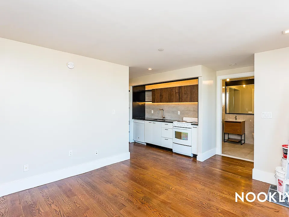 136 Erasmus St #3A