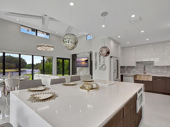 3rd image of 10385 Avenida Del Rio