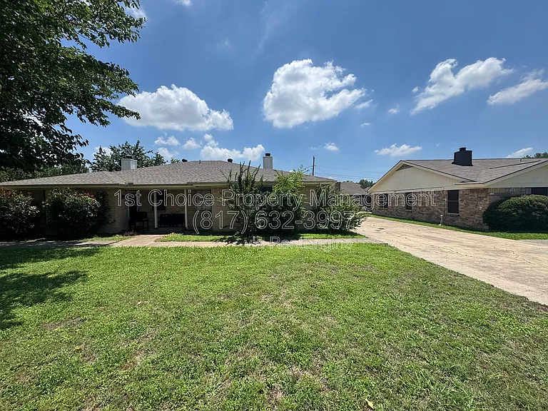 7704 Jennifer Ln — Photo 2
