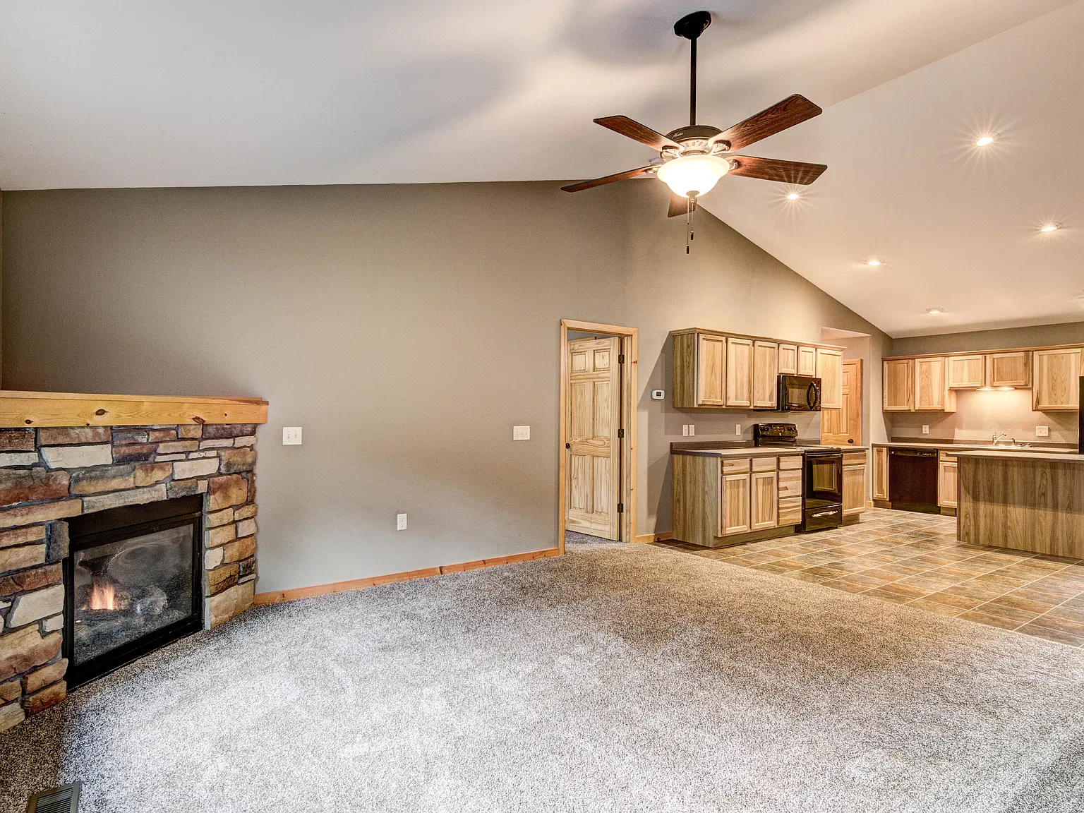 3 bed, 1900 sqft, $1,755 — Photo 4