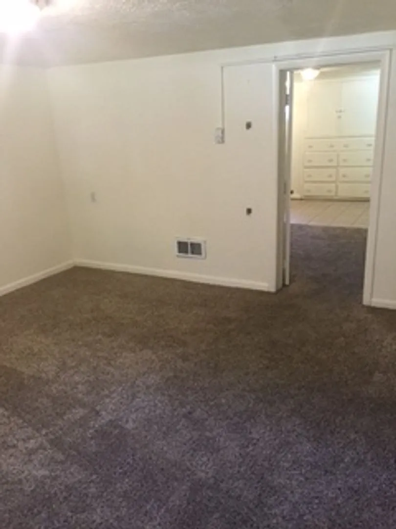Building Photo - 403 Maple St #2