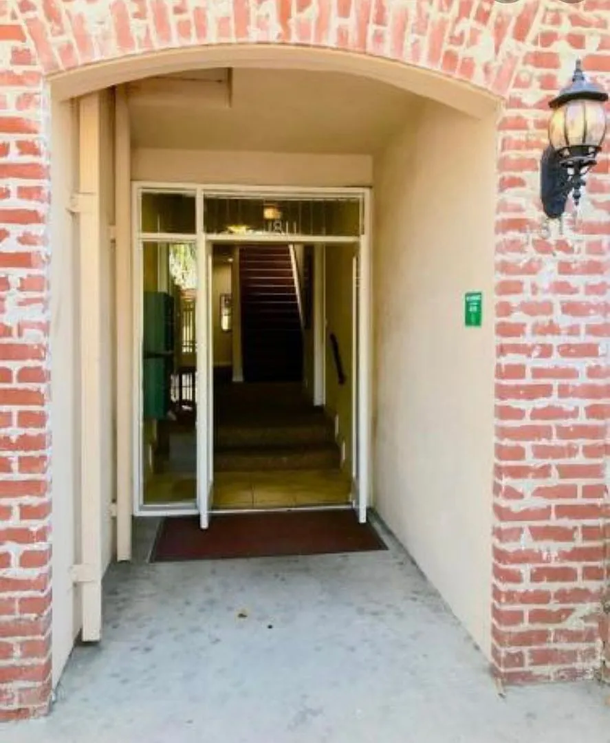 Building Photo - 1811 Wilcox Ave