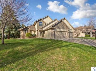 1526 Castle Dr, North Mankato, MN 56003