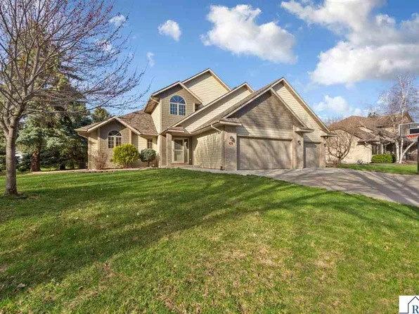 1526 Castle Dr, North Mankato, MN 56003