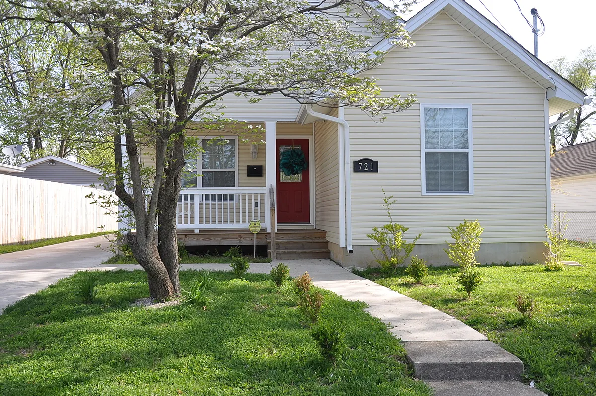 Primary Photo - 721 Golfview Dr