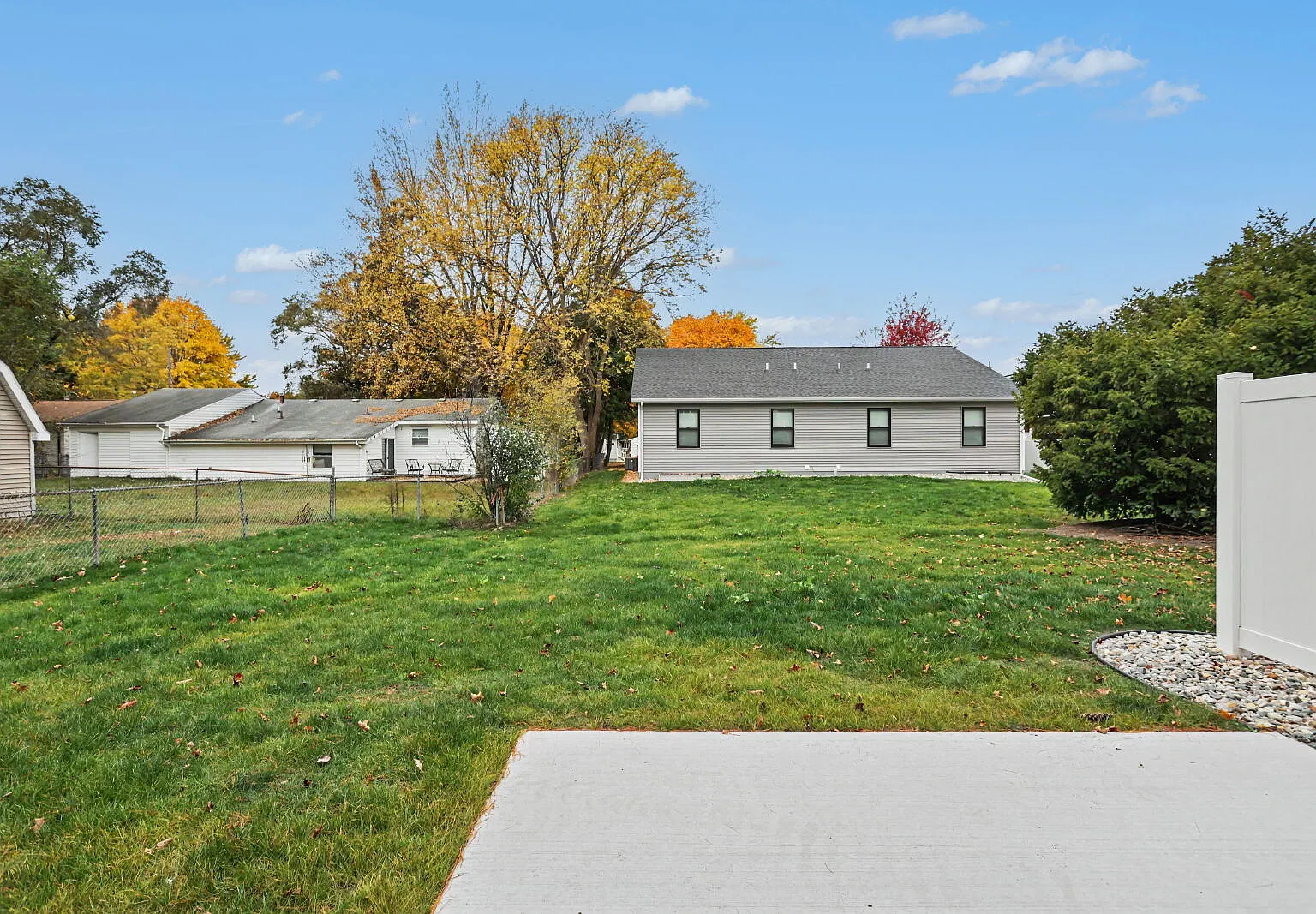 3 bed, 2.5 bath, 1900 sqft, $2,300 — Photo 4