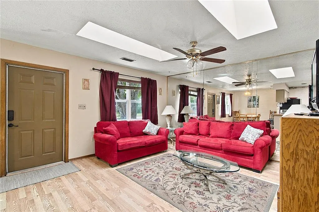 2 bed, 1.0 bath, 1404 sqft, $2,600 — Photo 4