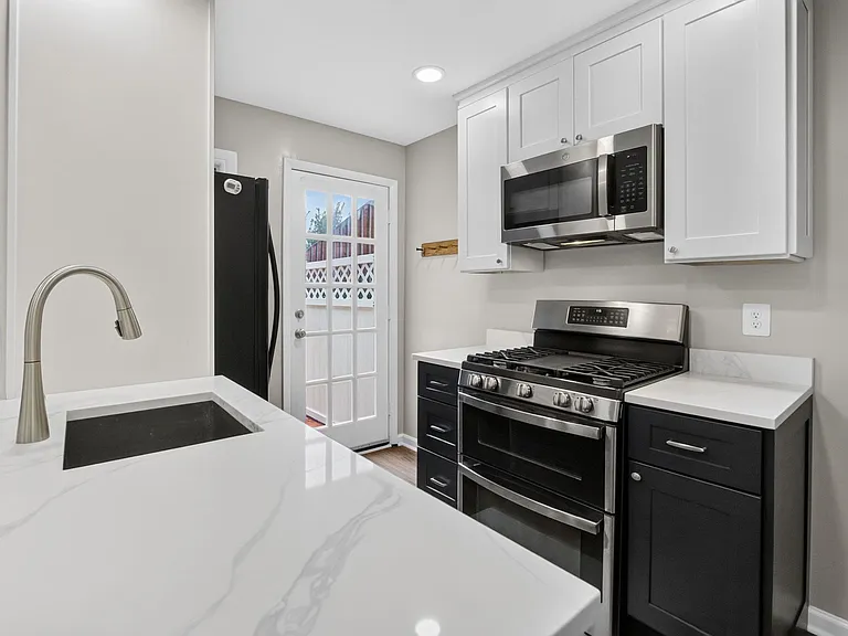 23 Underwood Pl — Photo 1