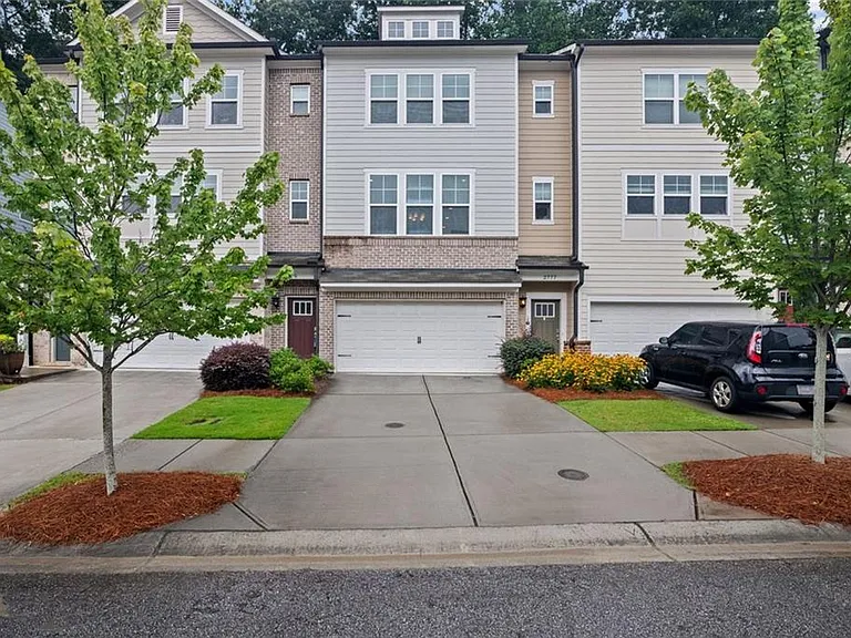 2779 White Oak Ln #20 — Photo 4