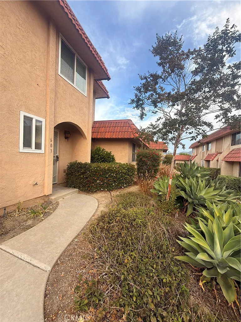 2 bed, 1.5 bath, 1068 sqft, $3,400 — Photo 4