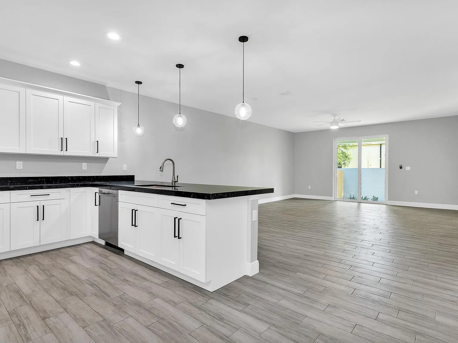 1515 SW 27th Ct — Photo 3
