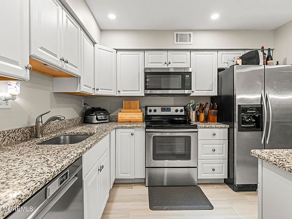 5th image of 303 Wellington PL