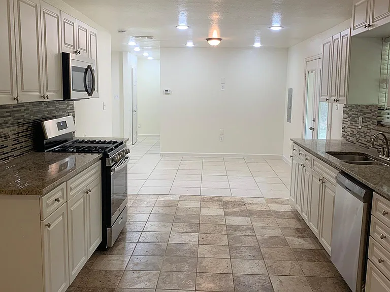 6912 Heritage Ln — Photo 8