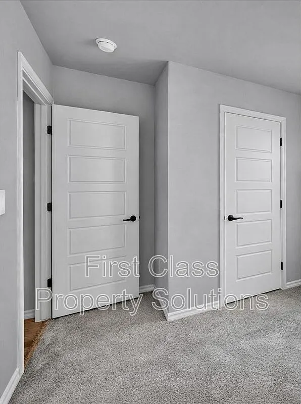 5 bed, 2.0 bath, 1949 sqft, $1,995 — Photo 2