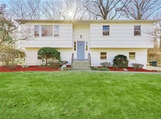 9 Annette Ln, Airmont, NY 10901