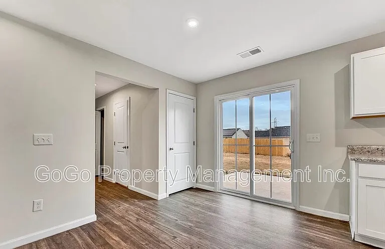 8 Torrington Dr — Photo 6