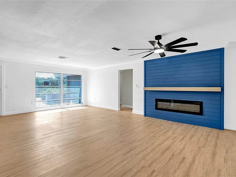 1395 Burnt Oak St — Photo 5