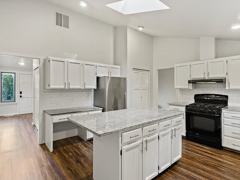 20439 NE 3rd St — Photo 29