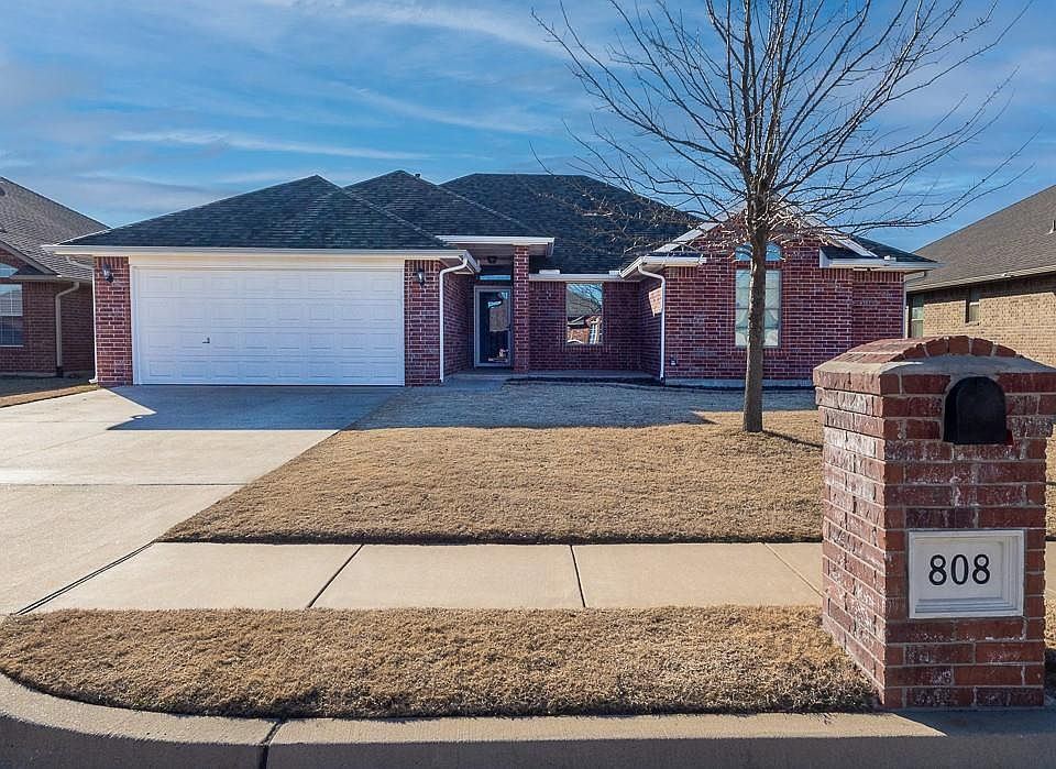 1st image of 808 Canyon Dr