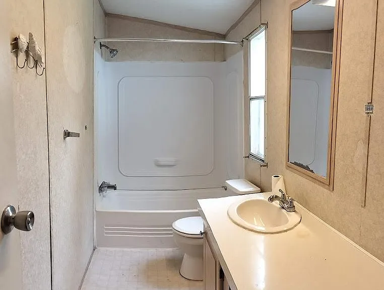 305 Woods Ln — Photo 8