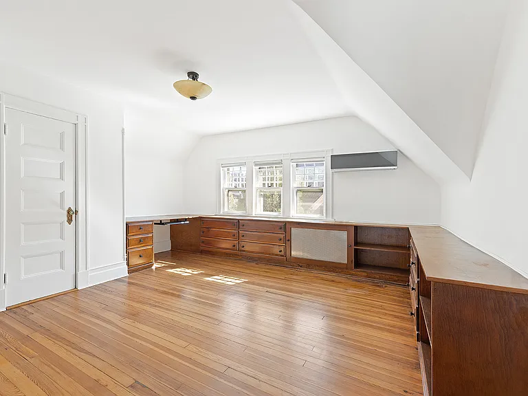 537 E 17th St #1 — Photo 7